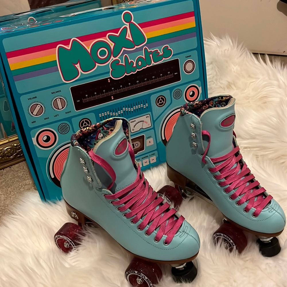 Moxie Beach Bunny Roller Skates Size 6 Blue Sky